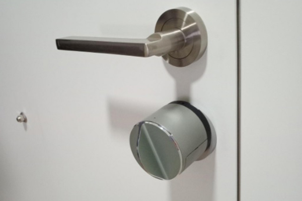 puerta con cerradura digital danalock v3