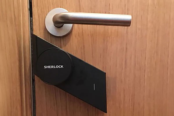 puerta con cerradura inteligente sherlock s2